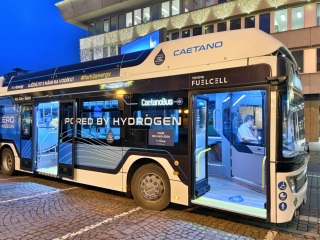 Vodíkový autobus CaetanoBus před Magistrátem města Mostu